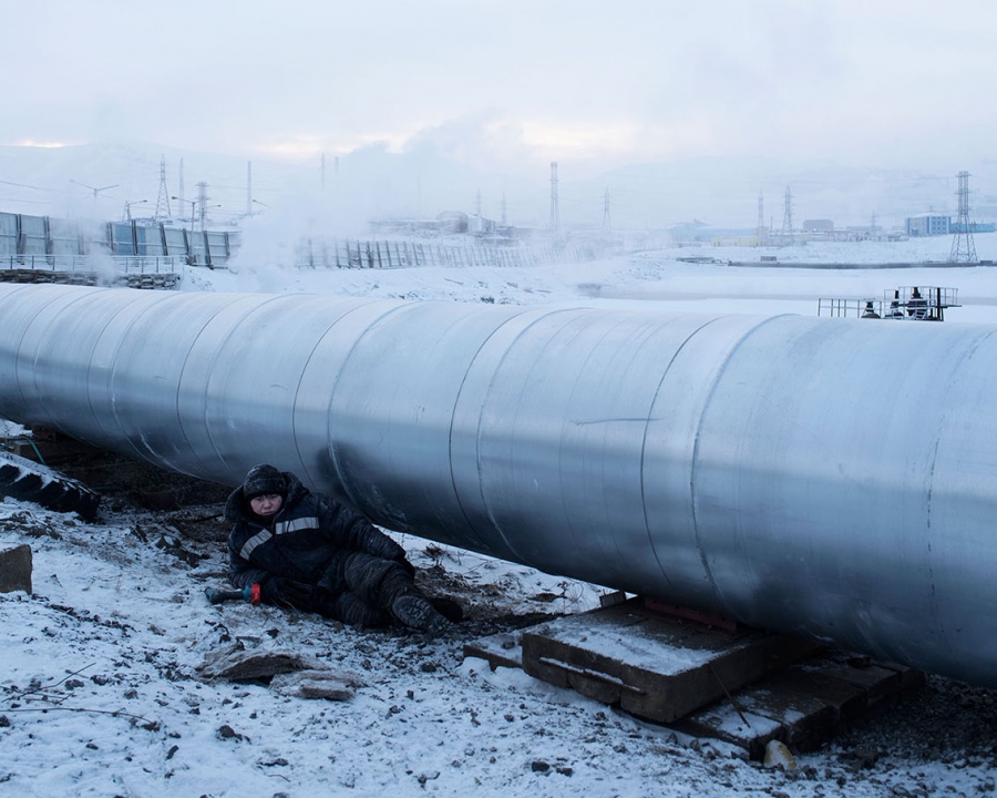 Â©Julien Chatelin 2016Norilsk, Russia, November 2016Migrant workers from former soviet republics, working on isolating pipes in the outskirts of Norilsk.